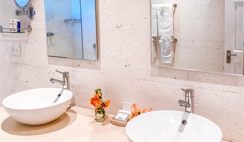 Bequia Beach Hotel - Two Bedroom Pool Villa - Washroom